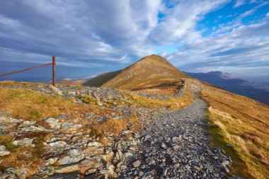 Bir dağ izinde sıcak güneş ışığı