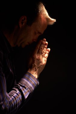 Karanlıkta dua bir adam