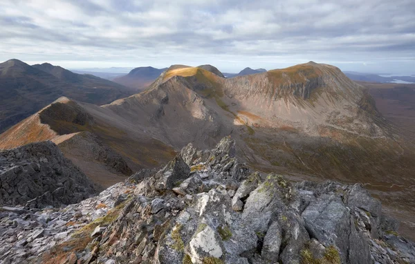 I wychodzi na szczyt Beinn Eighe — Zdjęcie stockowe