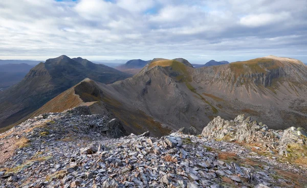 Uitkijkend over de top van Beinn Eighe — Stockfoto