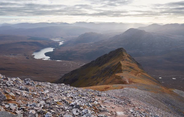 Patrząc na Stuc Coire Laoigh idealna Loch Clair — Zdjęcie stockowe