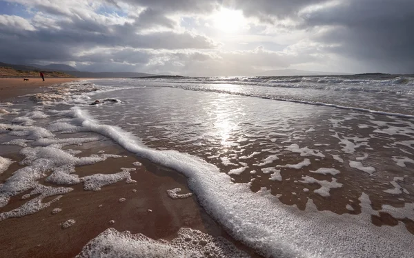 Ultima luce su una spiaggia remota . — Foto Stock