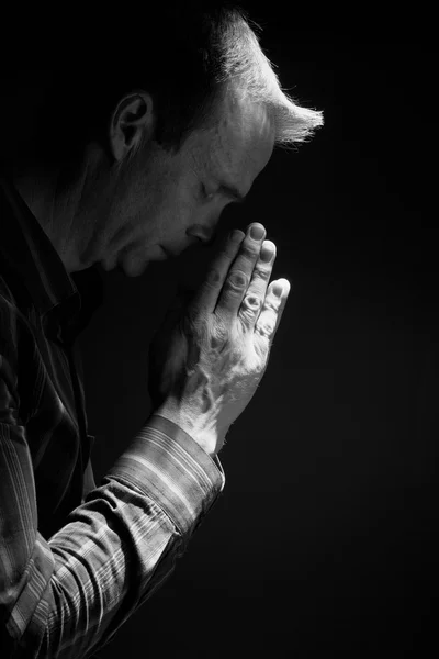 Een man bidden in het donker — Stockfoto