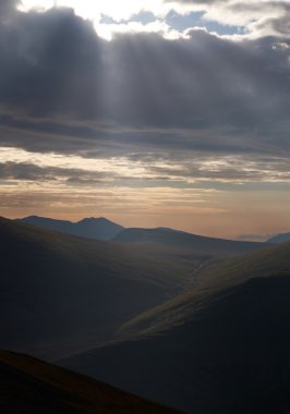 Sabah güneş ışığı vadi üzerinde