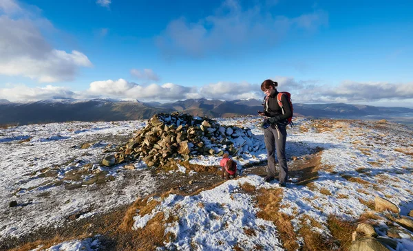 Randonneur promenant son chien sur un sentier de montagne — Photo