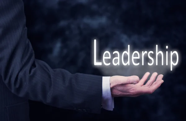 Ręka trzyma słowo przywództwa. — Zdjęcie stockowe