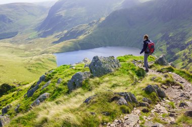 Lake District olduğunu yürüyüş kadın uzun yürüyüşe çıkan kimse