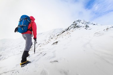 Yol üzerinde Blencathra zirveye tırmanış bir uzun yürüyüşe çıkan kimse