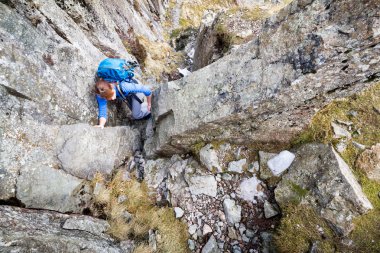 Kadın uzun yürüyüşe çıkan kimse tırmanma rock ridge