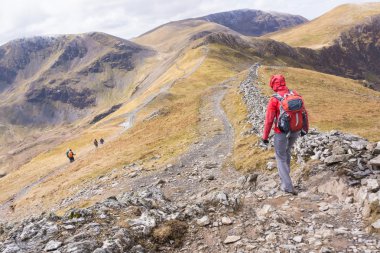 Yolda yürürken yürüyüşçü