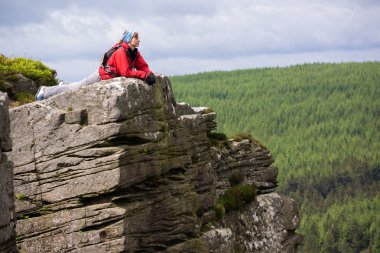Kayanın üzerinde yalan ve görünümlerde alarak uzun yürüyüşe çıkan kimse