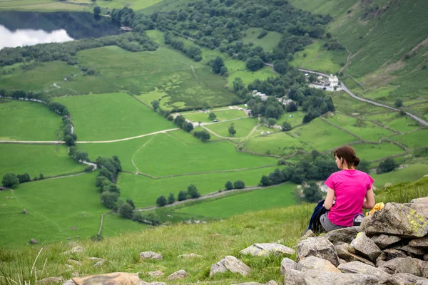 A female hiker resting — Stock Photo, Image