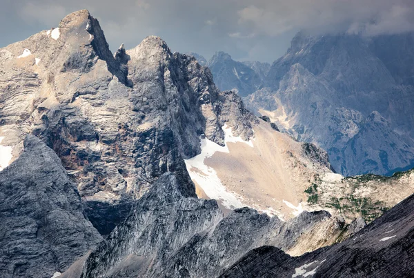 Creste di montagna frastagliate — Foto Stock