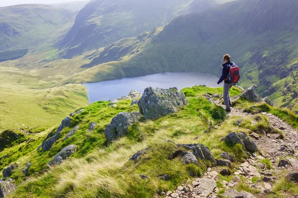 Camminata escursionistica femminile nel Lake District — Foto Stock