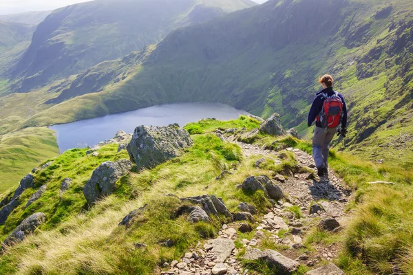 Randonneuse pédestre dans le Lake District — Photo