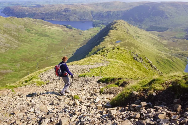 Randonneuse pédestre dans le Lake District — Photo