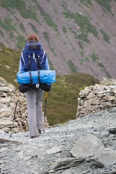 Une randonneuse dans le Lake District . — Photo