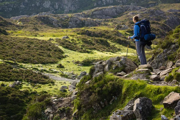 A woman hiker in the Lake District. — Stock Photo, Image