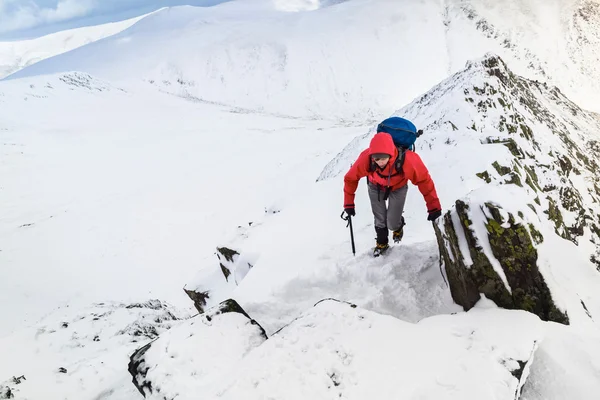 Kobiece wycieczkowicz wspinaczka na trasę na szczyt — Zdjęcie stockowe