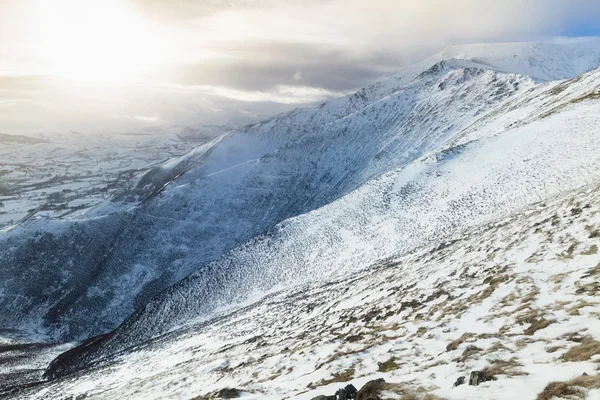 Vista pitoresca de picos de montanha nevados — Fotografia de Stock