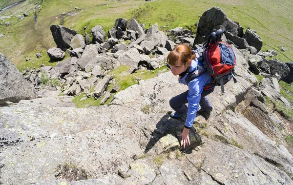 Cam Ridge çabalıyorlar dağcı — Stok fotoğraf