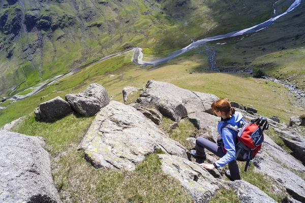 Climber scrambling up Cam Ridge — Stock Photo, Image