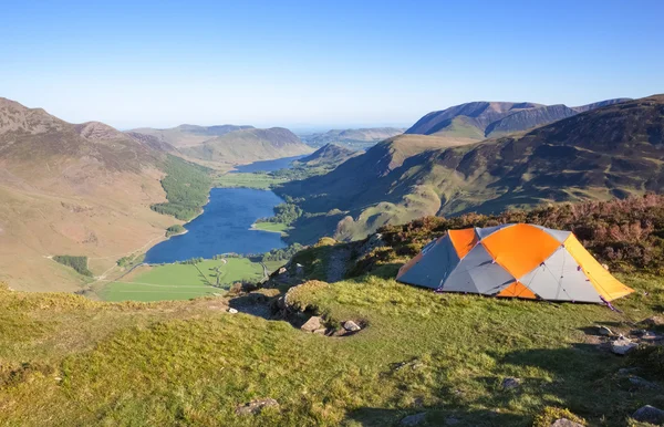 Wild camping on hill summit — Stock Photo, Image