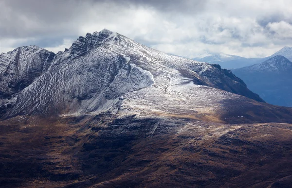 Vue pittoresque sur les montagnes avec paysage nuageux — Photo