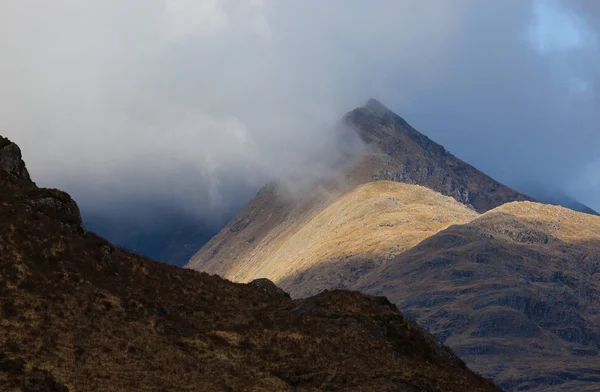 Schilderachtige uitzicht op bergen met cloudscape — Stockfoto