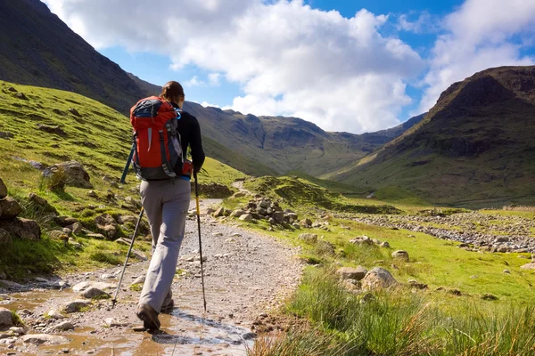 Walker si avvicina Seathwaite Fell — Foto Stock