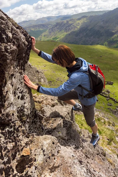 Vrouwelijke klimmer versluiering omhoog op crag — Stockfoto