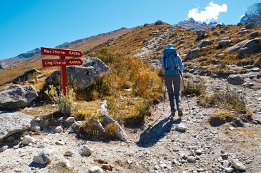 Kayaların arasına yürüyüş Nev kadın uzun yürüyüşe çıkan kimse
