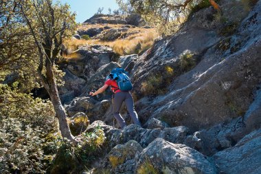 Kayaların arasına yürüyüş Nev kadın uzun yürüyüşe çıkan kimse