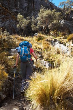 Kayaların arasına yürüyüş Nev kadın uzun yürüyüşe çıkan kimse