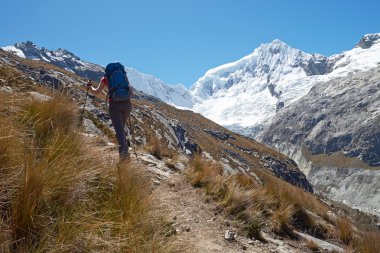 Kayaların arasına yürüyen kadın uzun yürüyüşe çıkan kimse