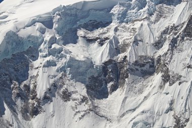 Karlı dağ zirveleri ısmarlayarak