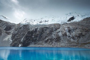 Laguna 69 denilen dağ gölü