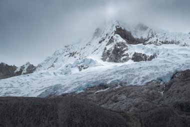 Karlı dağ zirveleri ısmarlayarak