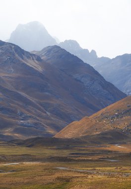 Mountainscape Rio Pumapampa Vadisi