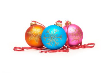 Üç renkli geleneksel Noel süsleri