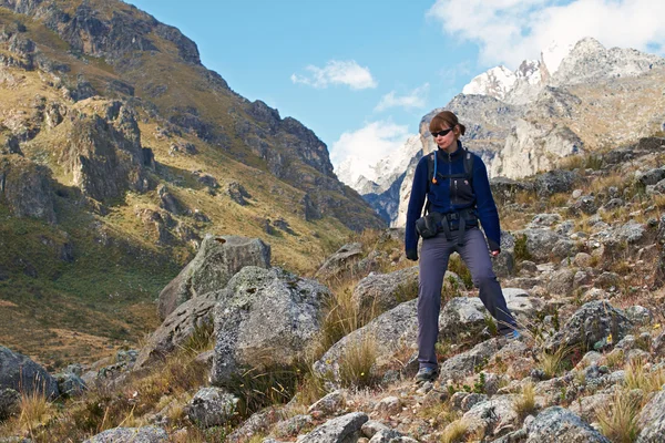 Trekking de mujeres por debajo de Churup en Andes — Foto de Stock