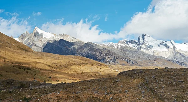 Schilderachtig uitzicht van bergtoppen — Stockfoto