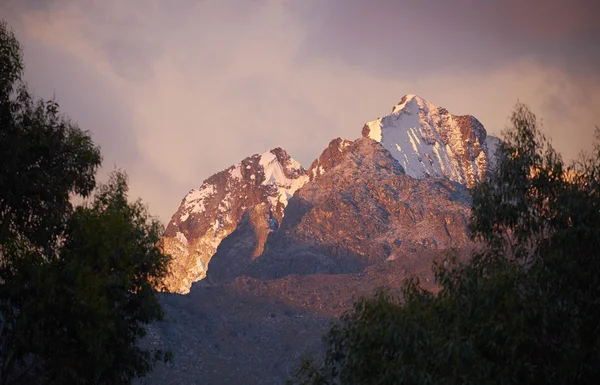 Pittoresca vista sulle cime delle montagne — Foto Stock