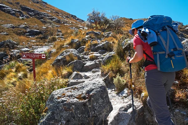 Nev Senderista femenina caminando entre rocas —  Fotos de Stock