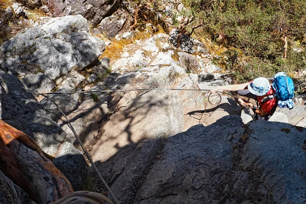 Senderista subiendo a la roca — Foto de Stock