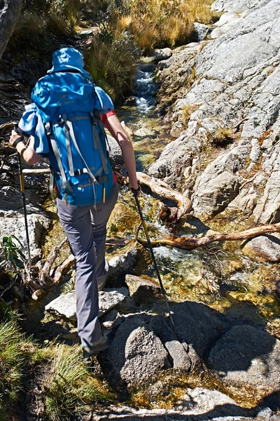 Nev Senderista femenina caminando entre rocas — Foto de Stock