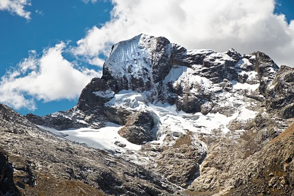 Pintoresca vista de los picos nevados de montaña — Foto de Stock