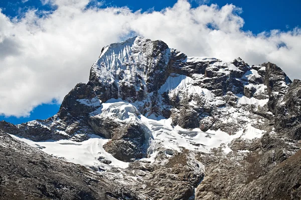 Pintoresca vista de los picos nevados de montaña — Foto de Stock