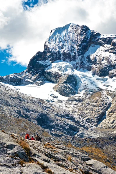 Wandelaars rusten onder Churup top — Stockfoto