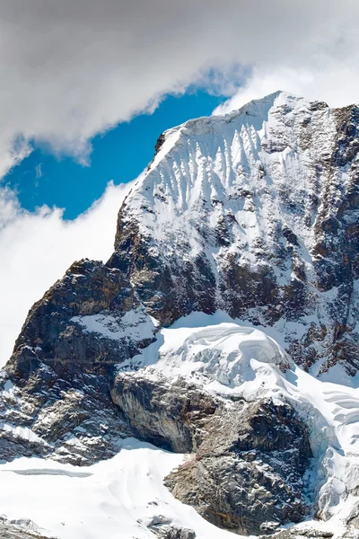 Vue pittoresque sur les sommets enneigés des montagnes — Photo